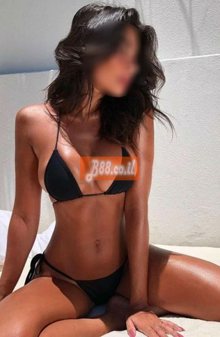 יש לו חיוך מקסים ועדין, קול, הוא בחור שמח