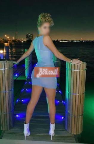 יש לו חיוך מקסים ועדין, קול, הוא בחור שמח