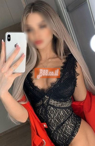 זוהר יש חיוך מקסים ועדין קול