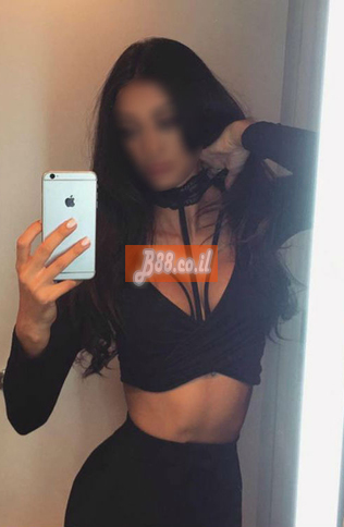 זוהר יש חיוך מקסים ועדין קול