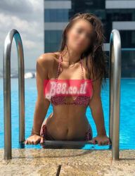 זוהר יש חיוך מקסים ועדין קול