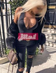 יש לו חיוך מקסים זה רוצה למצוא גבר