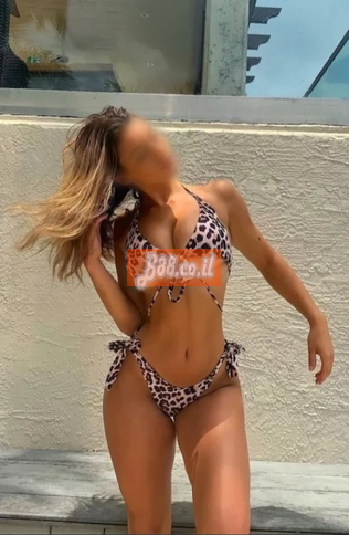 סנטימנטלי, עם מודל נהדר נראה סנטימנטלי, עם מודל נהדר נראה